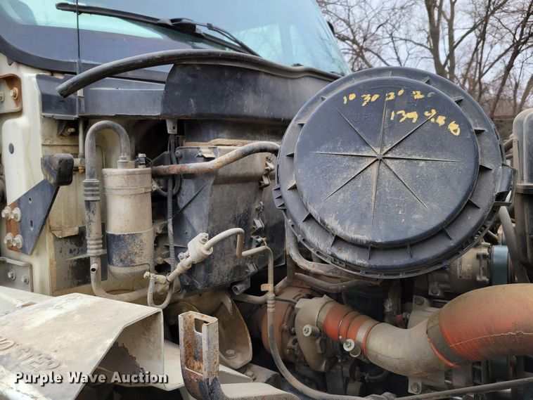 image for item DO4198 2005 International 7400  truck cab and chassis