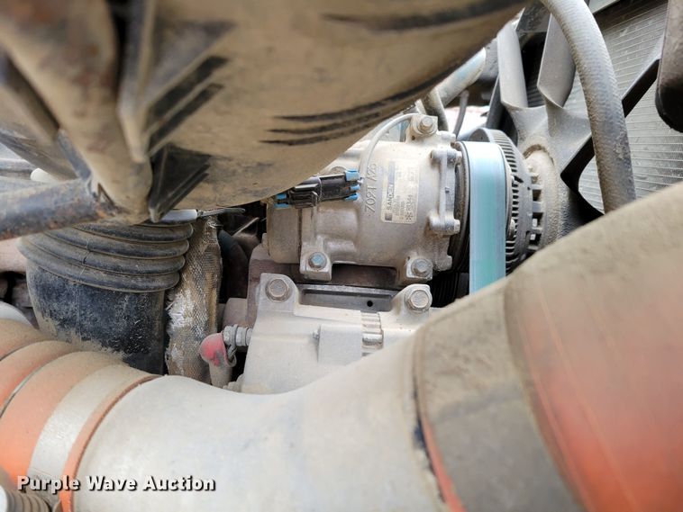 image for item DO4198 2005 International 7400  truck cab and chassis