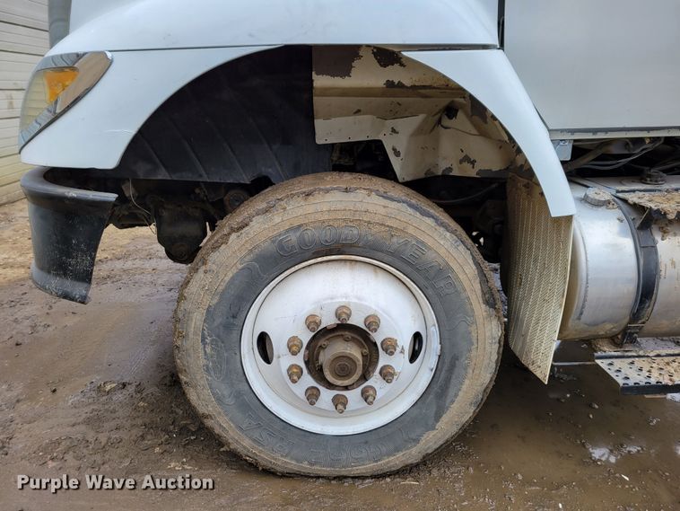 image for item DO4198 2005 International 7400  truck cab and chassis