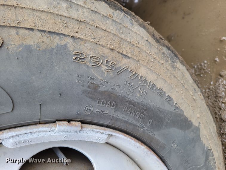 image for item DO4198 2005 International 7400  truck cab and chassis