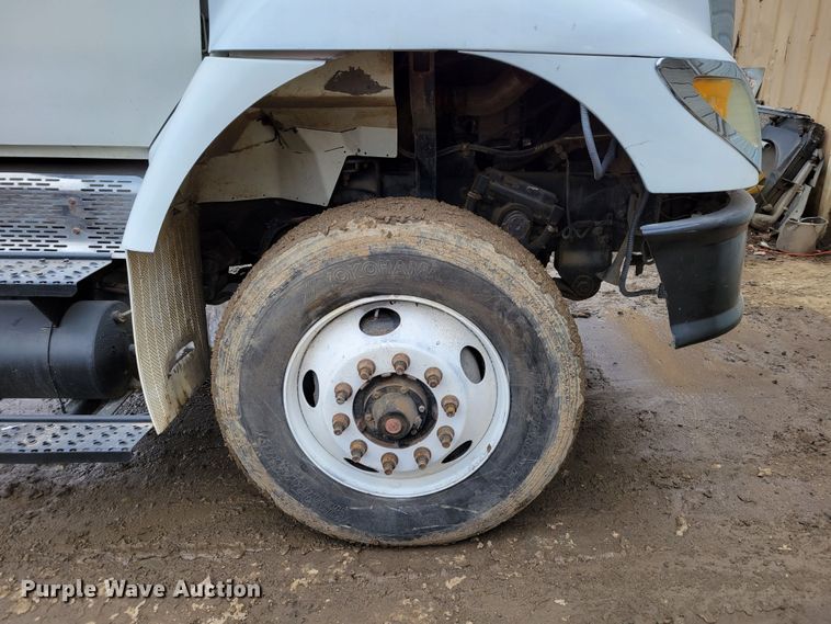 image for item DO4198 2005 International 7400  truck cab and chassis