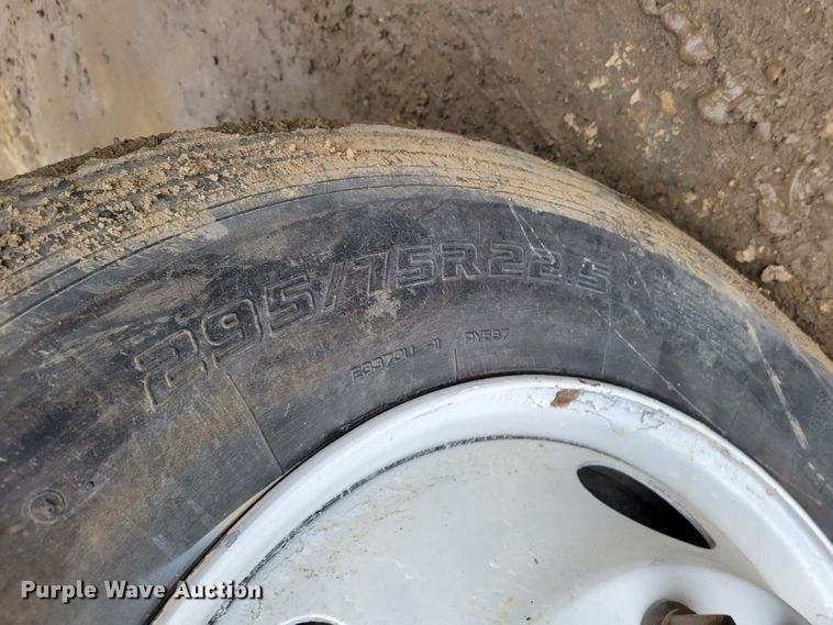 image for item DO4198 2005 International 7400  truck cab and chassis