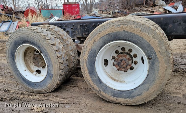 image for item DO4198 2005 International 7400  truck cab and chassis