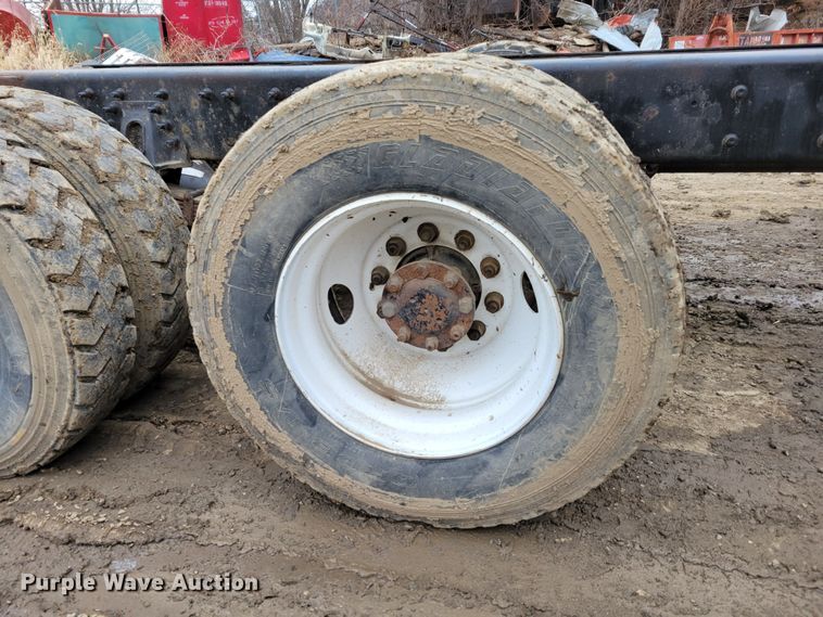 image for item DO4198 2005 International 7400  truck cab and chassis