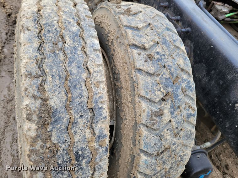 image for item DO4198 2005 International 7400  truck cab and chassis