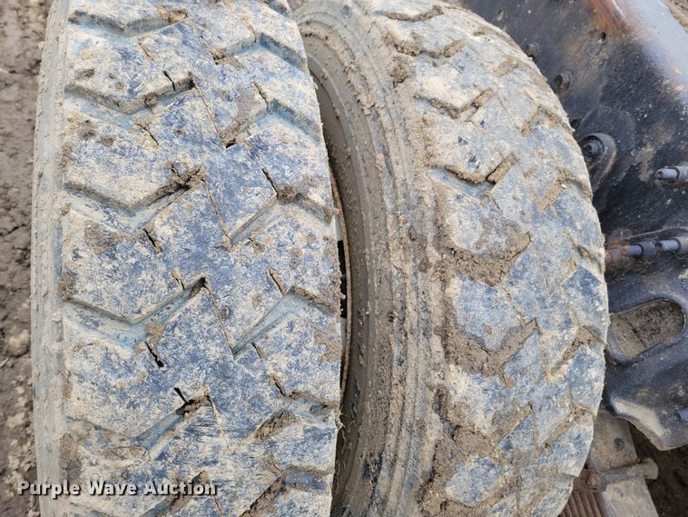 image for item DO4198 2005 International 7400  truck cab and chassis