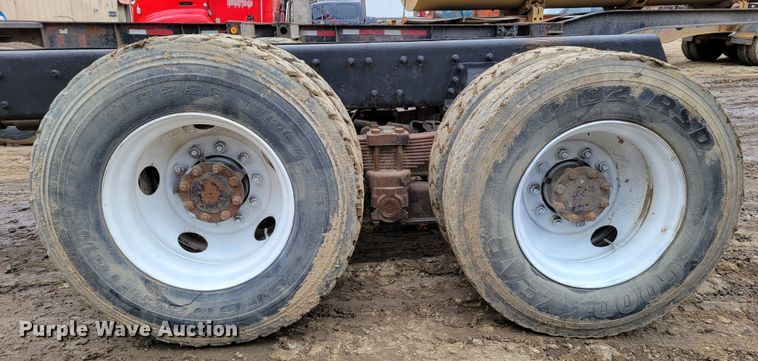 image for item DO4198 2005 International 7400  truck cab and chassis