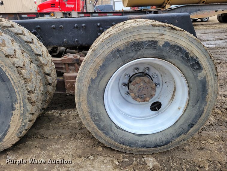 image for item DO4198 2005 International 7400  truck cab and chassis