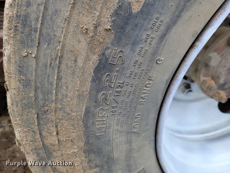 image for item DO4198 2005 International 7400  truck cab and chassis