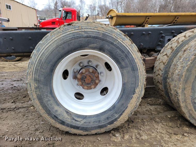 image for item DO4198 2005 International 7400  truck cab and chassis