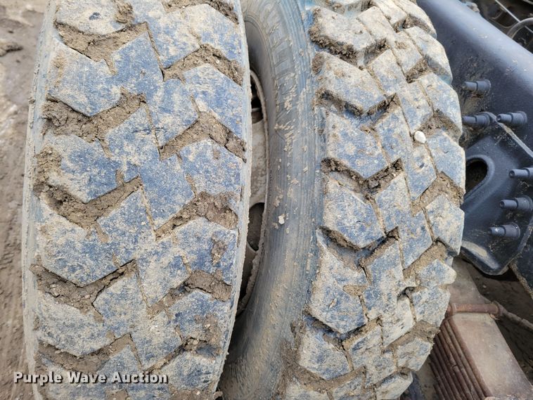 image for item DO4198 2005 International 7400  truck cab and chassis