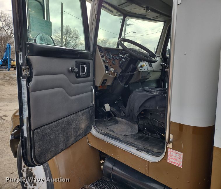 image for item DR8240 2006 Peterbilt 335 utility / service truck