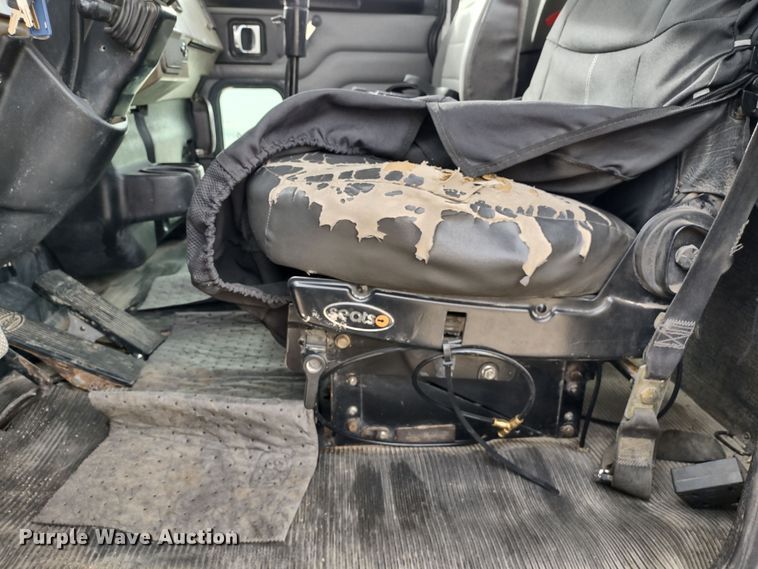 image for item DR8240 2006 Peterbilt 335 utility / service truck