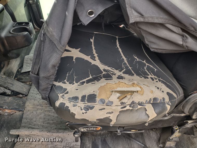 image for item DR8240 2006 Peterbilt 335 utility / service truck