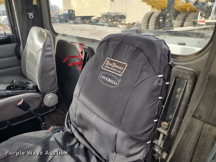 image for item DR8240 2006 Peterbilt 335 utility / service truck