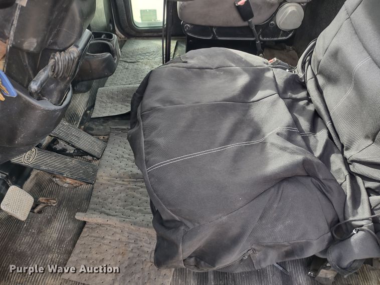 image for item DR8240 2006 Peterbilt 335 utility / service truck