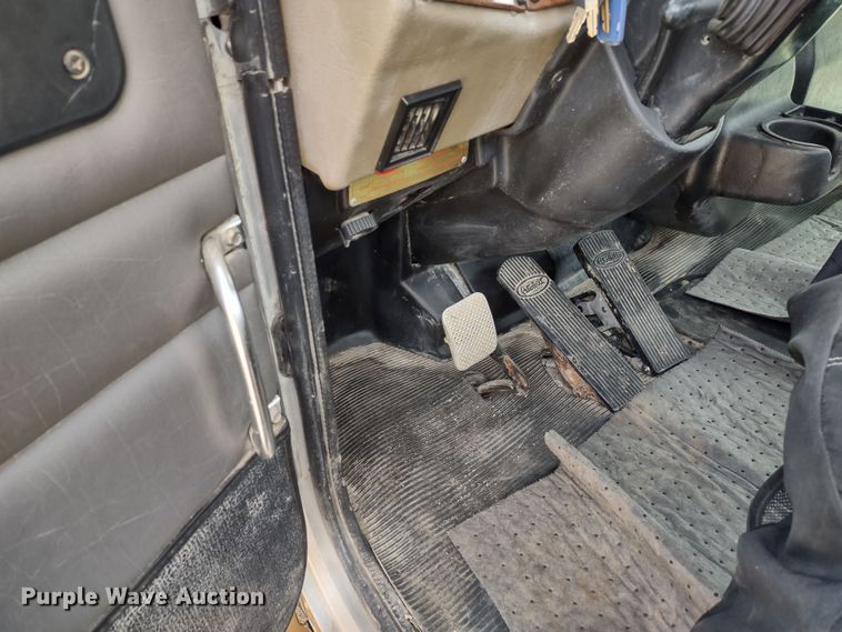 image for item DR8240 2006 Peterbilt 335 utility / service truck