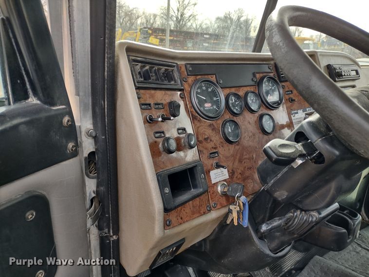 image for item DR8240 2006 Peterbilt 335 utility / service truck