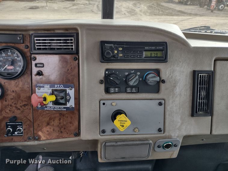 image for item DR8240 2006 Peterbilt 335 utility / service truck