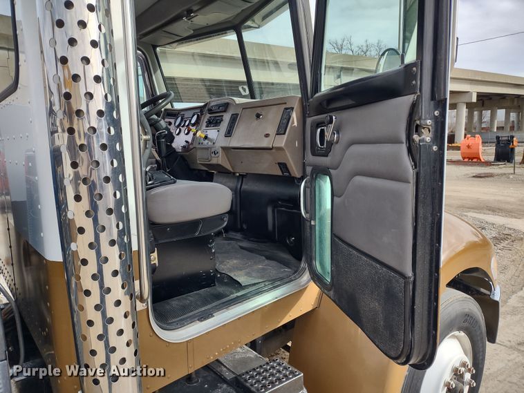 image for item DR8240 2006 Peterbilt 335 utility / service truck