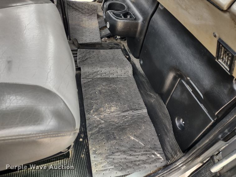 image for item DR8240 2006 Peterbilt 335 utility / service truck