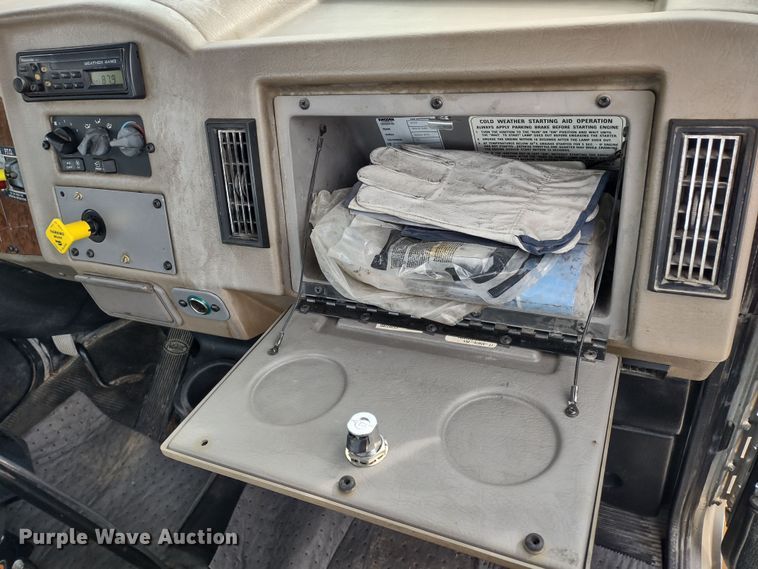 image for item DR8240 2006 Peterbilt 335 utility / service truck