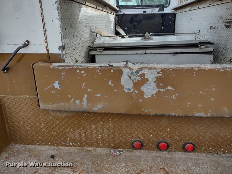 image for item DR8240 2006 Peterbilt 335 utility / service truck