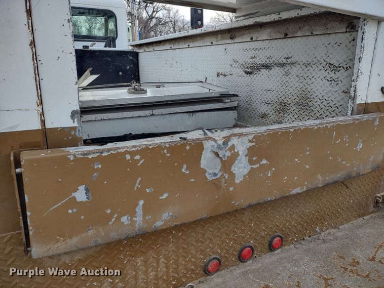 image for item DR8240 2006 Peterbilt 335 utility / service truck