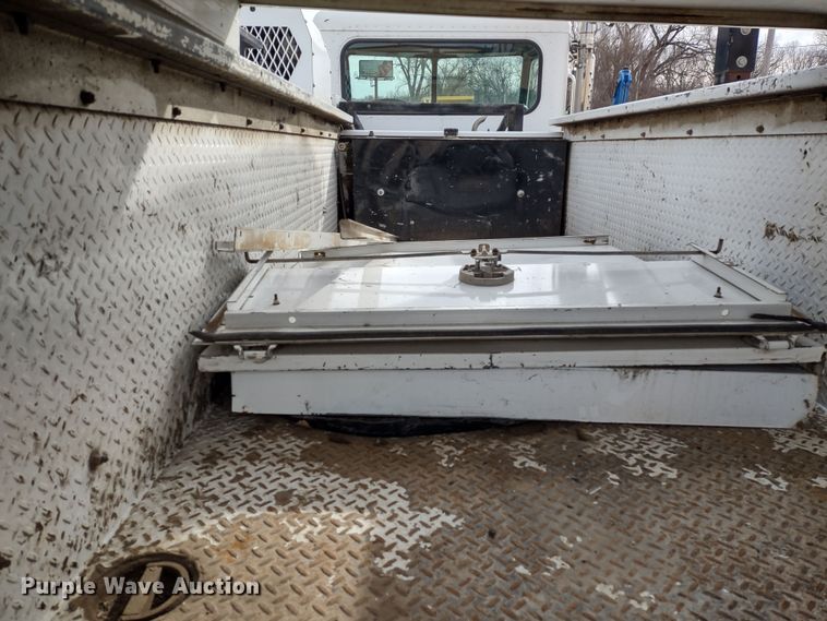 image for item DR8240 2006 Peterbilt 335 utility / service truck