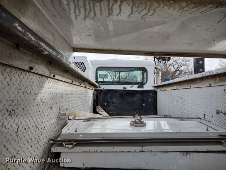 image for item DR8240 2006 Peterbilt 335 utility / service truck