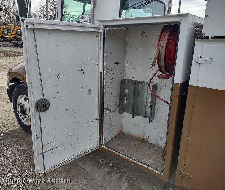 image for item DR8240 2006 Peterbilt 335 utility / service truck