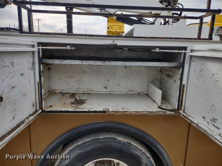 image for item DR8240 2006 Peterbilt 335 utility / service truck