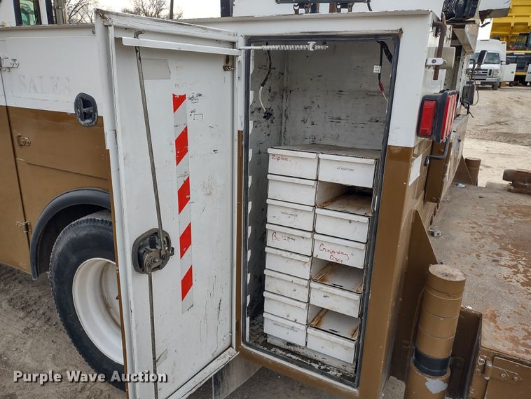 image for item DR8240 2006 Peterbilt 335 utility / service truck