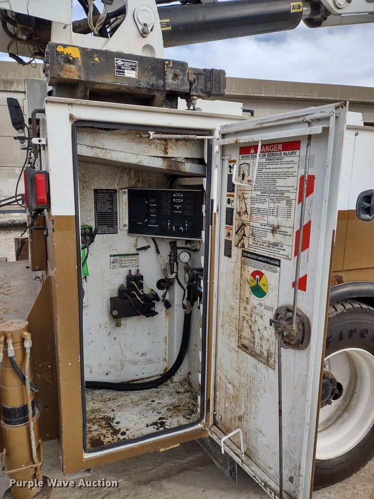 image for item DR8240 2006 Peterbilt 335 utility / service truck