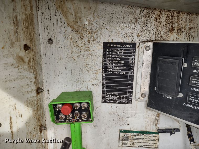 image for item DR8240 2006 Peterbilt 335 utility / service truck