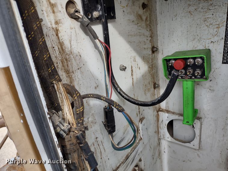 image for item DR8240 2006 Peterbilt 335 utility / service truck