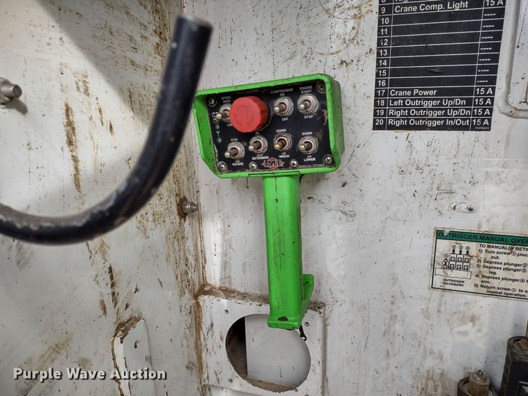 image for item DR8240 2006 Peterbilt 335 utility / service truck