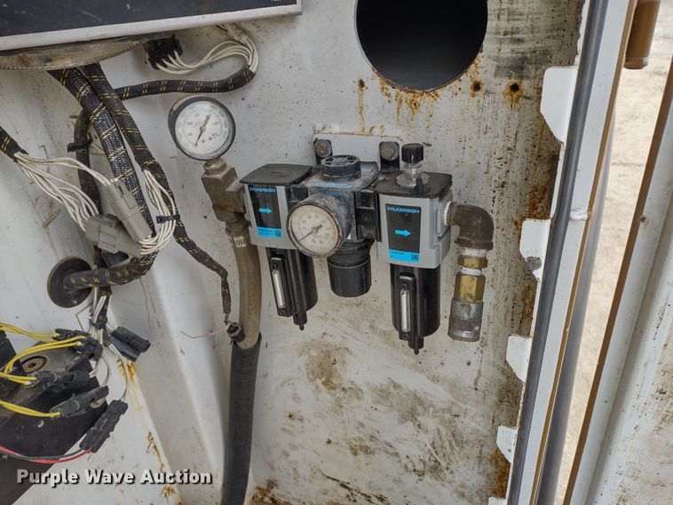 image for item DR8240 2006 Peterbilt 335 utility / service truck