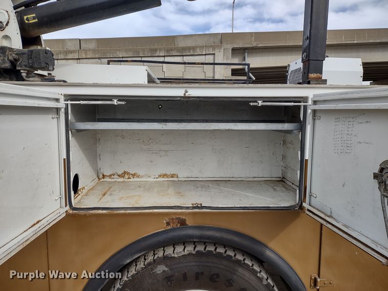 image for item DR8240 2006 Peterbilt 335 utility / service truck