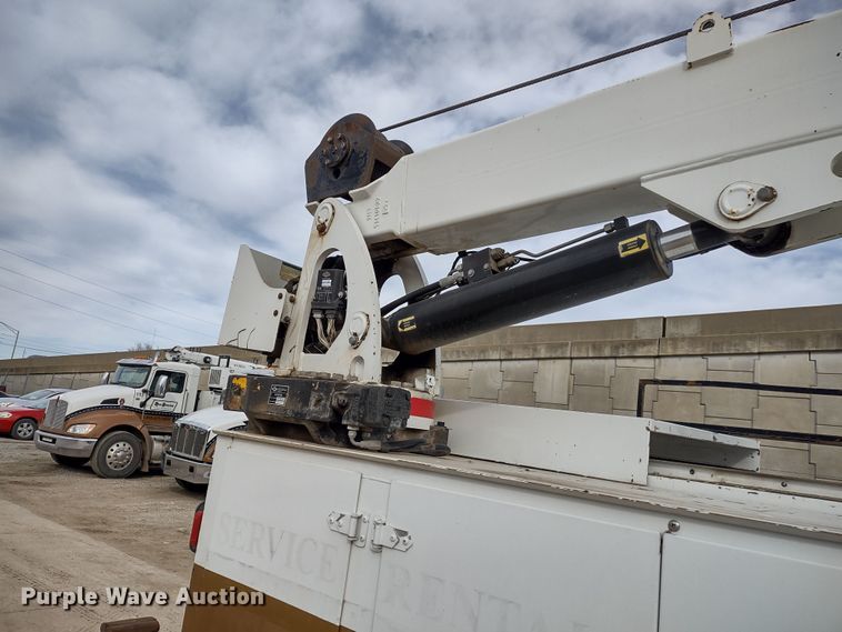 image for item DR8240 2006 Peterbilt 335 utility / service truck