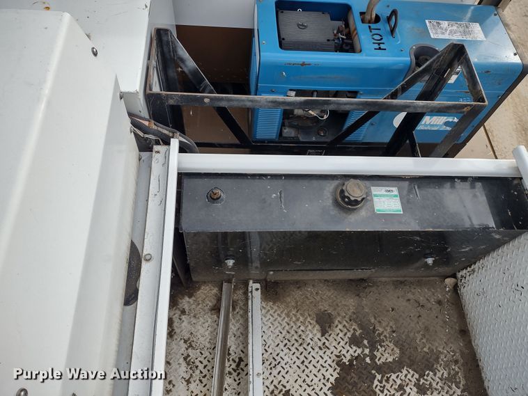 image for item DR8240 2006 Peterbilt 335 utility / service truck