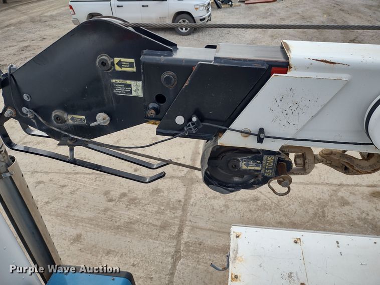 image for item DR8240 2006 Peterbilt 335 utility / service truck