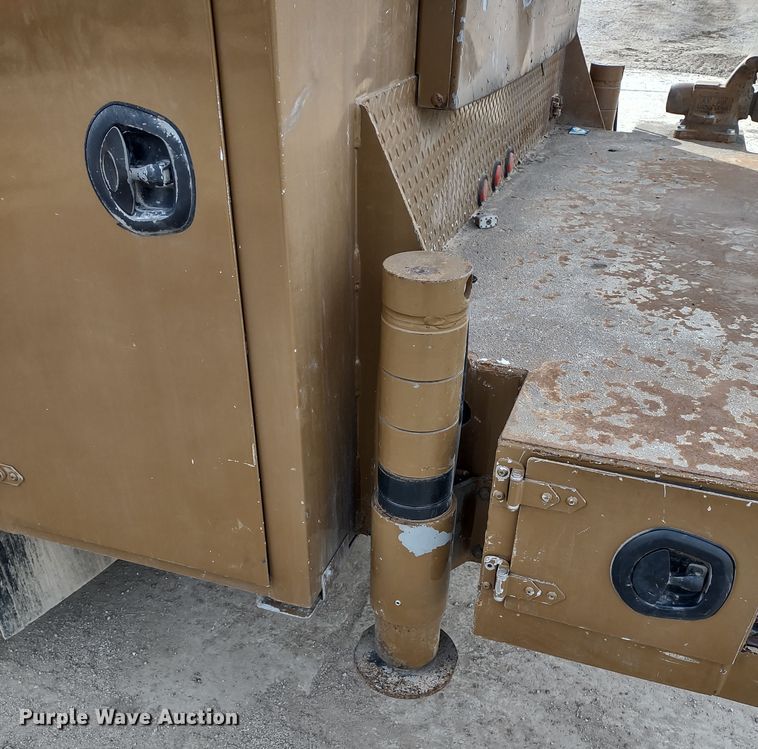 image for item DR8240 2006 Peterbilt 335 utility / service truck