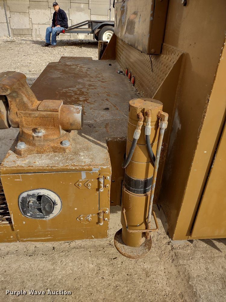 image for item DR8240 2006 Peterbilt 335 utility / service truck