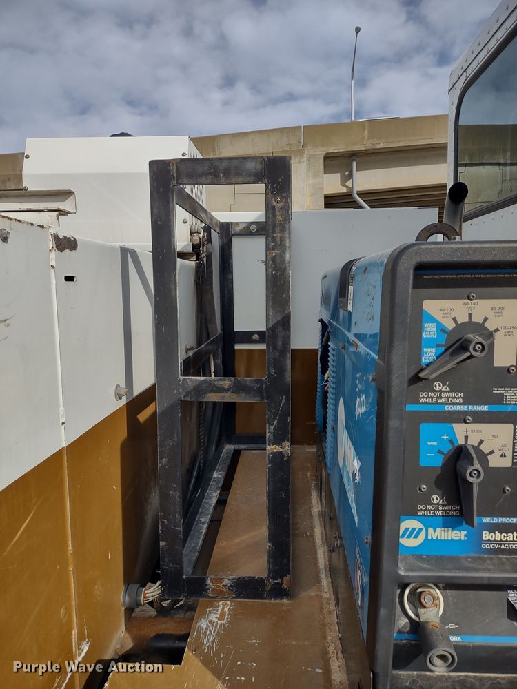 image for item DR8240 2006 Peterbilt 335 utility / service truck