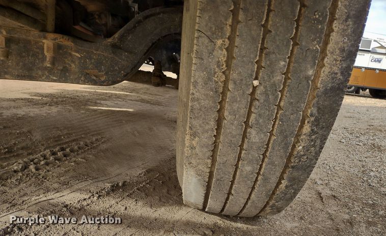 image for item DR8240 2006 Peterbilt 335 utility / service truck