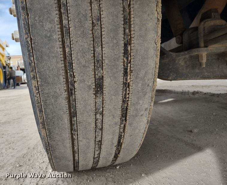 image for item DR8240 2006 Peterbilt 335 utility / service truck