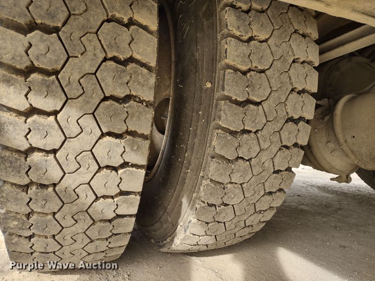 image for item DR8240 2006 Peterbilt 335 utility / service truck