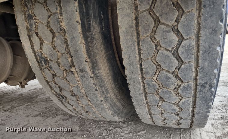 image for item DR8240 2006 Peterbilt 335 utility / service truck