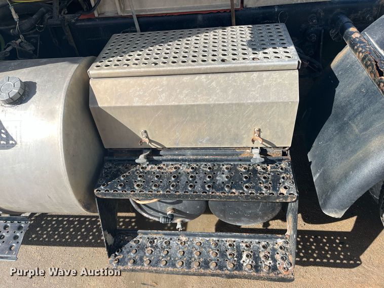 image for item HP9463 2009 International TranStar 8600  semi truck